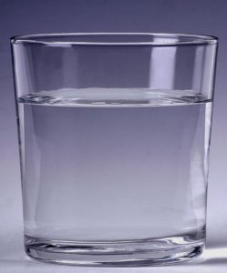 vaso de agua - acidez ardor estomacal